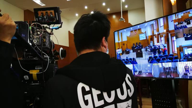 AI生成VS人工创意——米易县广告片拍摄公司的技术浪漫主义实践